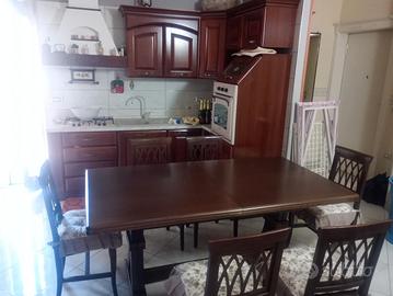 camera da letto e cucina con tavolo
