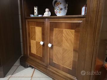Mobiletto in legno con intarsi