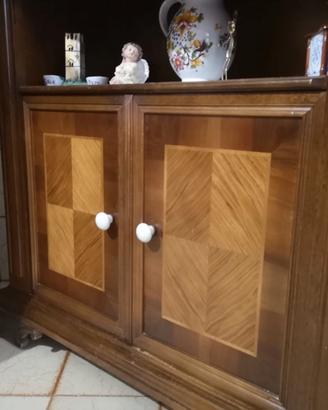 Mobiletto in legno con intarsi