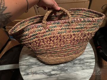 Borsa grande fatta in foglie di palma intrecciate