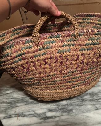 Borsa grande fatta in foglie di palma intrecciate