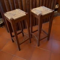Sgabelli in legno e paglia