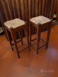 Sgabelli in legno e paglia