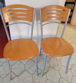 Coppia di sedie in legno e metallo