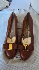 Décolleté Ferragamo Vara pelle marrone 