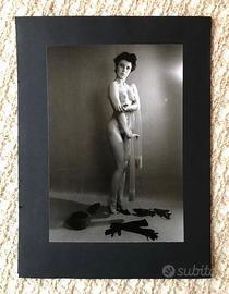 RARA . Stampa Unica : “Modella Nuda in Piedi 02”