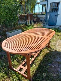 Tavolo da esterno in teack