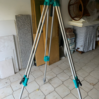 Tre piedi per livella laser