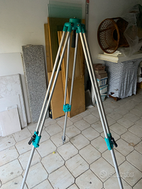 Tre piedi per livella laser