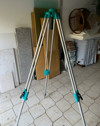 Tre piedi per livella laser
