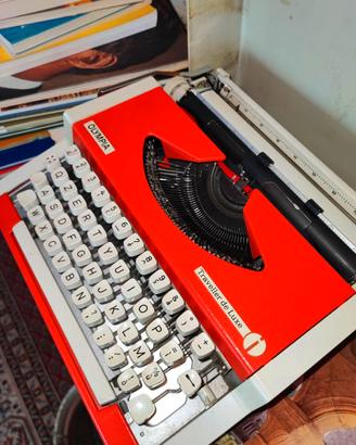 OLYMPIA TRAVELLER DE LUXE MACCHINA DA SCRIVERE QZE