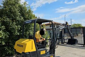 E232 - Mini escavatore 15 q.li Volvo EC15