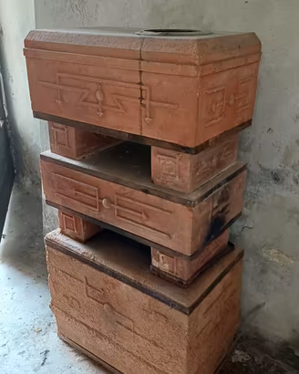 stufa antica a legna in terracotta 
