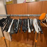 appendi abiti in vari colori