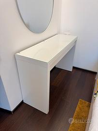 piccola scrivania con specchio