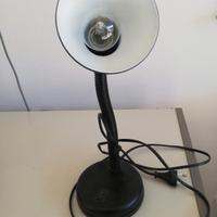 Lampada grigia da scrivania