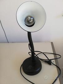 Lampada grigia da scrivania