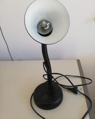 Lampada grigia da scrivania