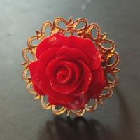 Anello rosa rossa su pizzo color oro 