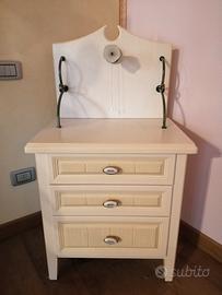 Camera in legno artigianale con dettagli arancioni