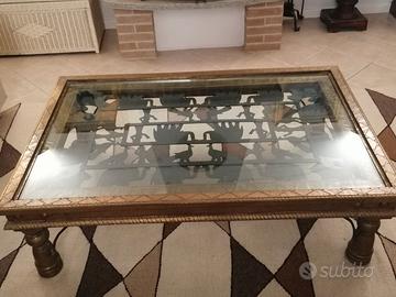 Grande tavolo in cristallo, ottone, ferro lavorato