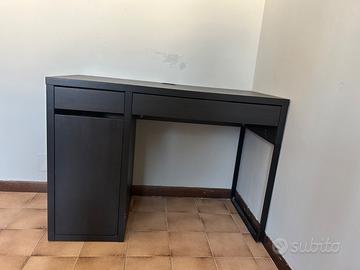 Scrivania nera IKEA