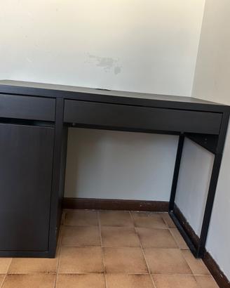 Scrivania nera IKEA
