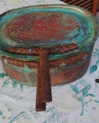 Paiolo/pentola in rame  e manico in ferro, 