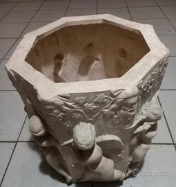 vaso grande con decorazioni a rilievo per piante 