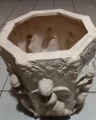 vaso grande con decorazioni a rilievo per piante 