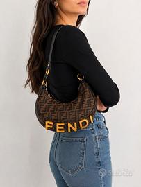 Borsa a spalla marrone con monogram e dettagli dor
