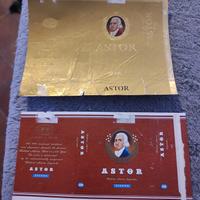 Due carte di sigarette Astor piegate