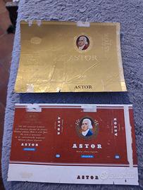 Due carte di sigarette Astor piegate