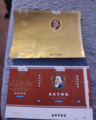 Due carte di sigarette Astor piegate