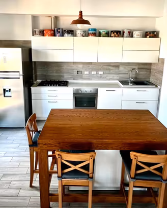 Cucina con isola completa di elettrodomestici