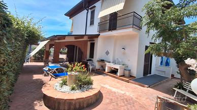 Villa a Baia Domizia 100mt dal mare 6/4 posti let
