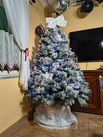 Albero di Natale innevato