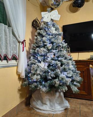 Albero di Natale innevato