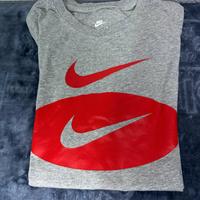 Maglietta Nike Grigia con Logo Rosso