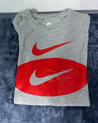 Maglietta Nike Grigia con Logo Rosso