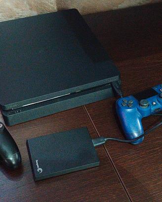 ps4 con 2 joystick e hard disk esterno