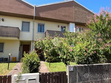 VILLA A SCHIERA A PASIAN DI PRATO