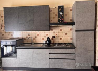 Cucina completa di elettrodomestici