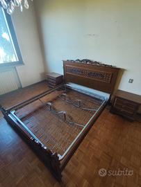 letto matrimoniale in legno di noce e due comodini