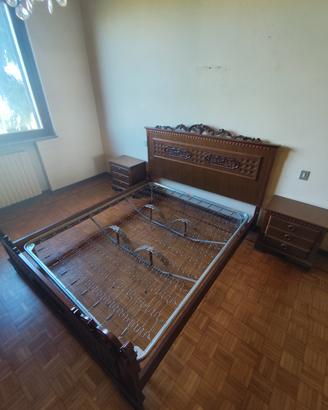 letto matrimoniale in legno di noce e due comodini