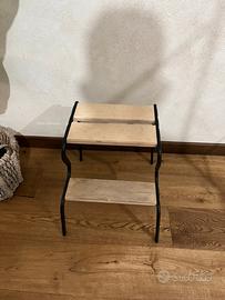 Sgabello basso in legno e metallo nero