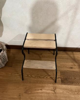 Sgabello basso in legno e metallo nero