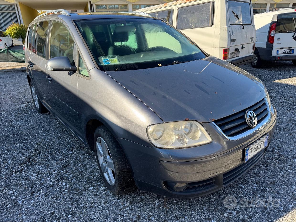 VOLKSWAGEN Touran