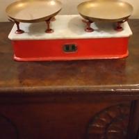 Bilancia rossa a 2 piatti antica 