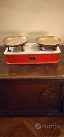 Bilancia rossa a 2 piatti antica 